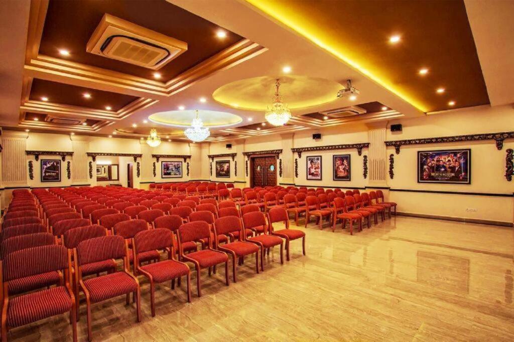 Redfox Cinemascope An Hotel
