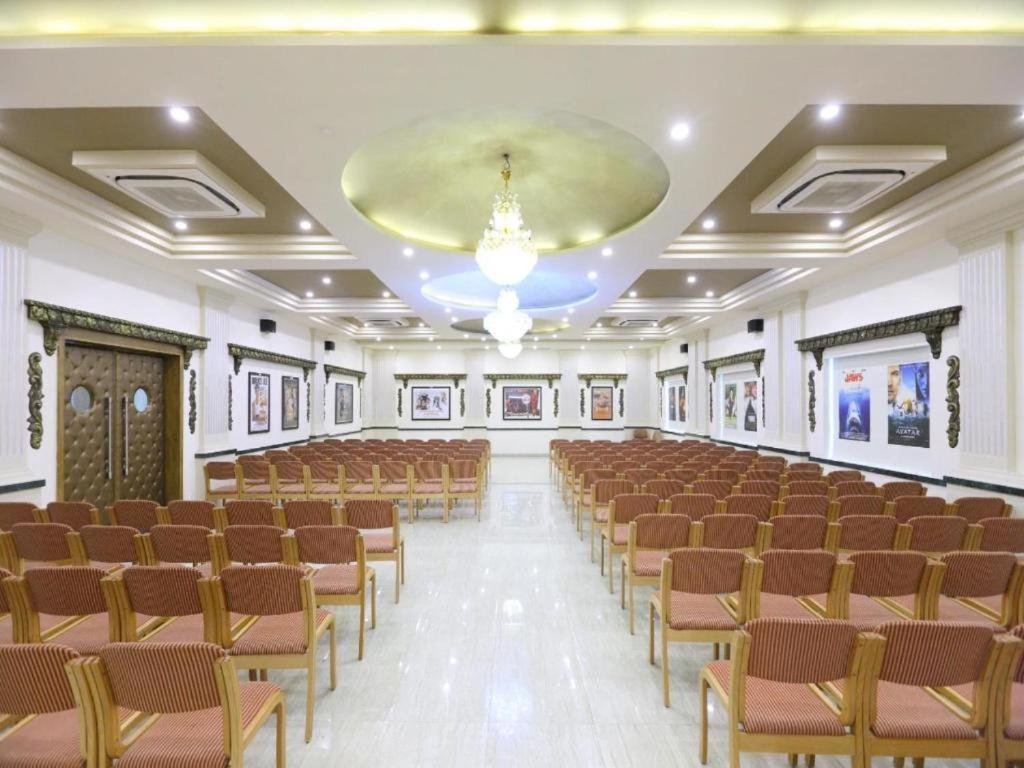 Redfox Cinemascope An 3* Chennai