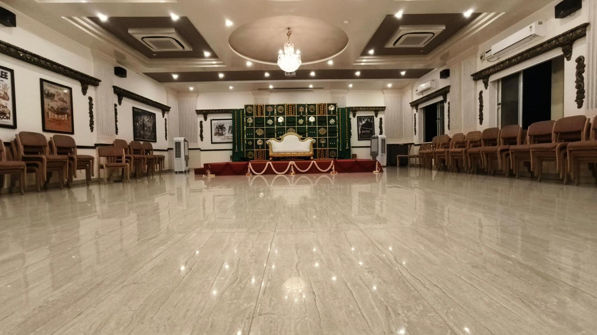 Redfox Cinemascope An 3* Chennai